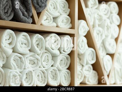 All'interno del parrucchiere, gli asciugamani per i clienti sullo scaffale  Foto stock - Alamy