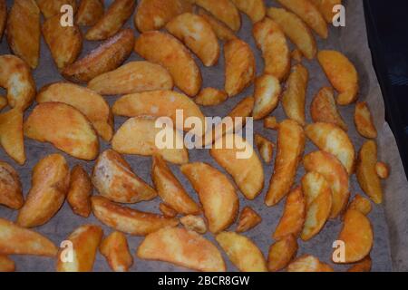 zeppe di patate pronte per la cottura Foto Stock