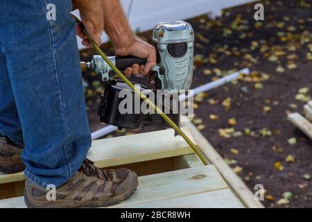 Installazione di pavimento in legno per il patio con il ponte di legno nuovo frammento decking tavole Foto Stock