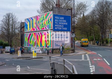 Leeds, Regno Unito. 5th Apr 2020. Art Work celebrando il Frontline National Health Service, Hyde Park Corner, Leeds LS6 durante la pandemia di Covid-19. Domenica 05 aprile. Credito: © Garry Clarkson/Alamy Live News Foto Stock