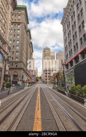 Powell Street by the Union Square è vuoto di turisti e traffico durante il blocco della città a causa della pandemia COVID-19 2020, San Francisco, CA, Stati Uniti. Foto Stock