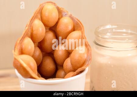 Tradizionale Hong Kong waffle morbido e croccante dal forno, Hong Kong Egg, uovo puff Foto Stock