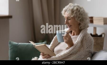 Eccitati anziani di mezza età Granny godendo del tempo hobby del fine settimana. Foto Stock