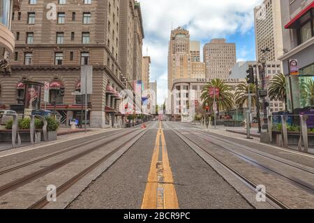 Powell Street by the Union Square è vuoto di turisti e traffico durante il blocco della città a causa della pandemia COVID-19 2020, San Francisco, CA, Stati Uniti. Foto Stock