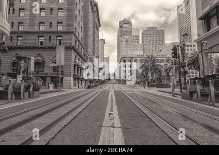 Powell Street by the Union Square è vuoto di turisti e traffico durante il blocco della città a causa della pandemia COVID-19 2020, San Francisco, CA, Stati Uniti. Foto Stock
