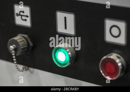 Pannello di controllo per apparecchiature industriali con pulsanti di avvio/arresto e presa usb, foto ravvicinata con messa a fuoco selettiva Foto Stock