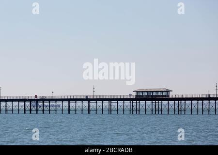 Southend-on-Sea, Regno Unito. 5th Apr, 2020. Il molo famoso della città è chiuso ai visitatori. Il numero di persone che visitano il lungomare si è notevolmente ridotto, con il parcheggio sul lungomare di Southend-on-Sea sospeso in alcuni periodi, allo scopo di scoraggiare gli automobilisti dal recarsi nella città dell'Essex per il fine settimana durante la pandemia di COVID19. Le temperature diurne sono state il giorno più caldo dell'anno nel 2020. Penelope Barritt/Alamy Live News Foto Stock