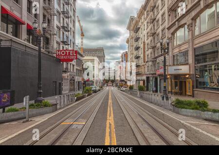 Powell Street by the Union Square è vuoto di turisti e traffico durante il blocco della città a causa della pandemia COVID-19 2020, San Francisco, CA, Stati Uniti. Foto Stock