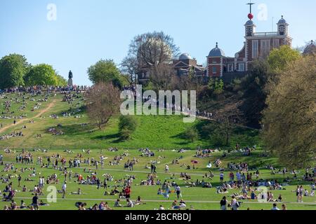 Londra, Regno Unito. 5th aprile 2020. Coronavirus: Greenwich Park 07-04-2019 alle 14:45. Un anno prima dello scoppio del Coronavirus, ha visto centinaia di swam al Greenwich Park per approfittare di un'ondata di caldo del fine settimana di primavera. Credito: Guy Corbishley/Alamy Live News Foto Stock