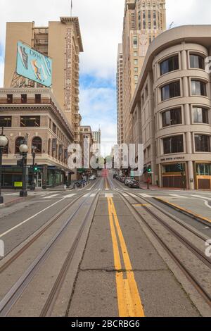 Powell Street presso la Union Square è vuota di turisti e traffico durante il blocco della città a causa della pandemia COVID-19, San Francisco, California, Stati Uniti. Foto Stock