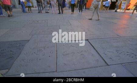 Le impronte e le impronte sul pavimento del Chinese Theatre a Hollywood - LOS ANGELES, CALIFORNIA - 21 APRILE 2017 - fotografia di viaggio Foto Stock