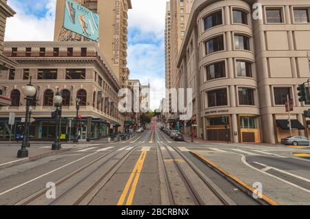 Powell Street presso la Union Square è vuota di turisti e traffico durante il blocco della città a causa della pandemia COVID-19, San Francisco, California, Stati Uniti. Foto Stock