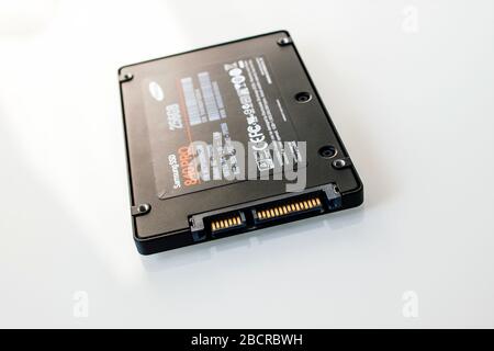 Londra, Regno Unito - Mar 12, 2014: Visualizzazione dettagliata di macro close-up del nuovo Samsung SSD 840 Pro SSD Solid state Drive disco di trasmissione dati veloce per il personal computer durante l'aggiornamento Foto Stock