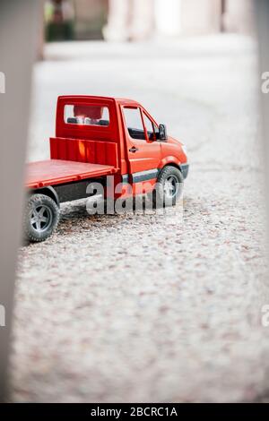 Dettaglio macro primo piano di un furgone rosso giocattolo da costruzione - obiettivo tilt-shift Foto Stock