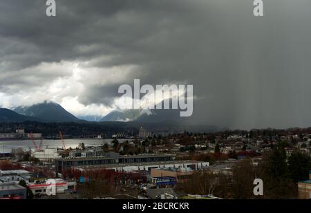 Minaccioso cielo, Weather whim, rabbia tempesta grandine e nuvole scure su Vancouver, BC, Canada Foto Stock