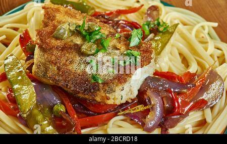 Branzino fritto con spaghetti al pesto da chiudere Foto Stock