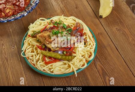 Branzino fritto con spaghetti al pesto da chiudere Foto Stock