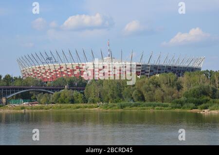 PGE Narodowy (stadio nazionale polacco) a Praga e Ponte Poniatowski, visto dalla Cisgiordania del fiume Vistola, agosto, Varsavia, Polonia, 2019 Foto Stock