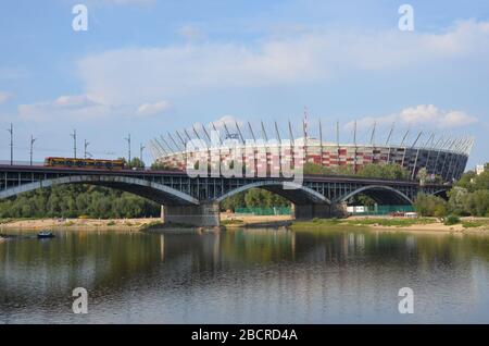 PGE Narodowy (stadio nazionale polacco) a Praga e Ponte Poniatowski, visto dalla Cisgiordania del fiume Vistola, agosto, Varsavia, Polonia, 2019 Foto Stock