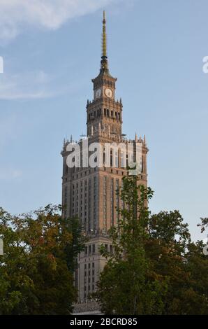 Esterno del Palazzo della Cultura e della Scienza (PKiN), costruito nel 1955, progettato da Lev Rudnev, agosto, Varsavia, Polonia, 2019 Foto Stock