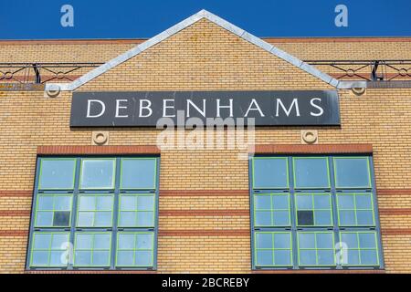 Southend-on-Sea, Regno Unito. 5 aprile 2020. Esterno dei grandi magazzini Debenhams in Southend High Street, Essex, Regno Unito. L'edificio presenta una facciata in mattoni con un timpano triangolare, finestre incorniciate di verde e un'importante insegna nera con scritte bianche. Penelope Barritt/Alamy Live News Foto Stock