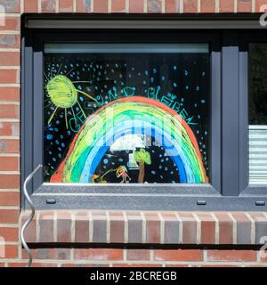Sythen, NRW, Germania. 05th Apr, 2020. I bambini hanno messo in su le immagini dipinte dei rainbows e dei messaggi di speranza sulle porte e sulle finestre nella piccola città di Sythen, per allietare coloro preoccupati per il Coronavirus. I messaggi includono 'Gesund bleiben' (stare in salute) e 'Alles wird Gut' (tutto andrà bene') simili immagini gioiose di arcobaleni sono stati visti in tutta la Germania, realizzati da bambini, mentre le scuole e la maggior parte dei kindergardens sono chiusi. Credito: Imageplotter/Alamy Live News Foto Stock