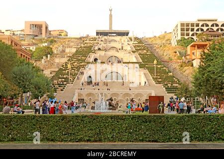 Molte persone godono il loro pomeriggio alla cascata di Yerevan nel primo autunno del 2019, famoso punto di riferimento a Yerevan, Armenia Foto Stock