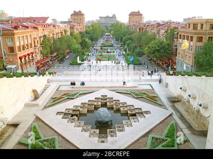 Splendida vista sulla città di Yerevan, vista dalla cascata di Yerevan, famoso punto di riferimento a Yerevan, Armenia Foto Stock