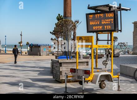 Bournemouth, Dorset, Regno Unito. 5th aprile 2020. Un segnale LED avverte le persone circa le distanzazioni sociali alla spiaggia a Bournemouth, Regno Unito durante la pandemia di Coronavirus. Credito: Thomas Faull/Alamy Live News Foto Stock