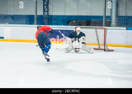 Giocatore di hockey e portiere su ghiaccio, sport di allenamento foto Foto Stock