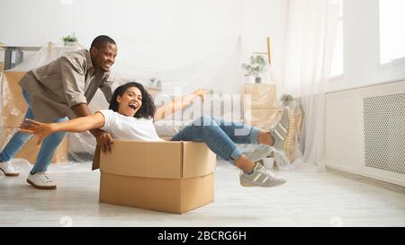 Uomo e donna cavalcano su un nuovo appartamento, preparato per la riparazione Foto Stock