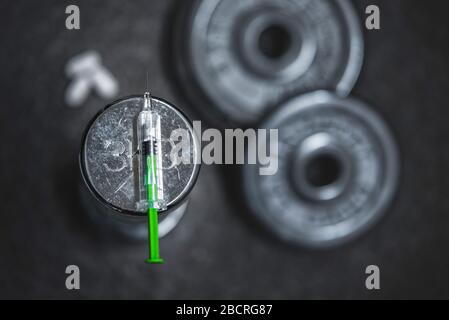 Doping in palestra, Bodybuilding barare foto, sfondo nero Foto Stock