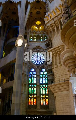 Barcellona, Spagna vetrata dettaglio della Sagrada Familia (tempio espiatori de la Sagrada família). Progettato da Antoni Gaudi, UNESCO mondo h Foto Stock