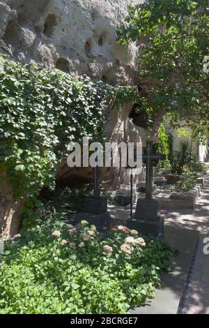 Inkerman, Sevastopol, Crimea, Russia - 27 luglio 2019: Sepoltura di Hieromonk Agapit (Malanich) e Archimandrite Augustine (Polovetsky) a St. Kliment Mo Foto Stock