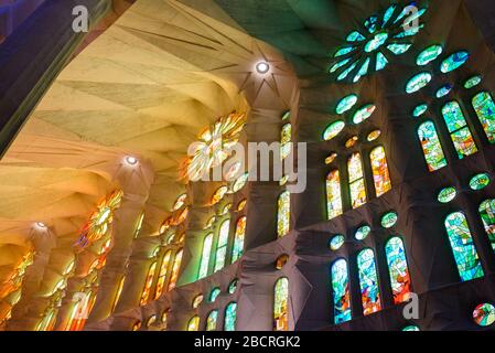Barcellona, Spagna vetrata dettaglio della Sagrada Familia (tempio espiatori de la Sagrada família). Progettato da Antoni Gaudi, UNESCO mondo h Foto Stock