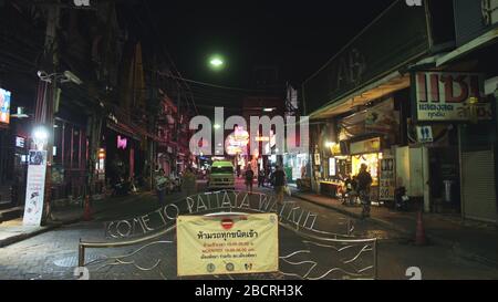 PATTAYA, TAILANDIA - 20 MARZO 2020: Empty Deserted Walking Street. Isolamento quarantena blocco. Epidemia di coronavirus sars-COV-2 covid-19 2019-ncov. Foto Stock