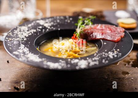 Cancellare la zuppa di pesce serviti in una ciotola in ristorante Foto Stock