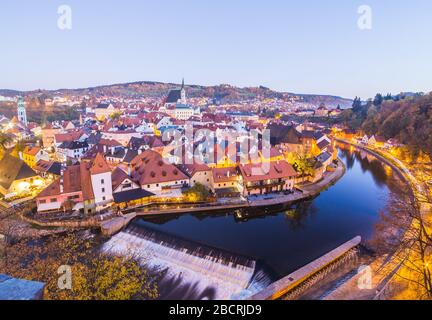 CESKY KRUMLOV, CZECHIA - 14 ottobre 2017: Vista del Cesky Krumlov al crepuscolo che mostra l'esterno degli edifici. Foto Stock