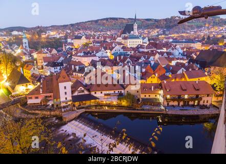 CESKY KRUMLOV, CZECHIA - 14 ottobre 2017: Vista del Cesky Krumlov al crepuscolo che mostra l'esterno degli edifici. Foto Stock