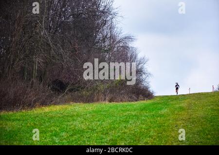 Gruppo di atleti professionisti cross country in gara in autunno natura. Sport o orienteering concetto di corsa Foto Stock