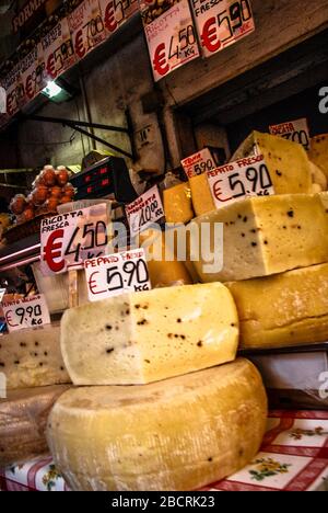 Formaggi in vendita in un mercato di Catania, Sicilia. Foto Stock