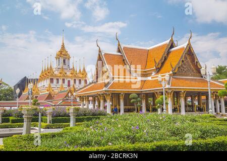 BANGKOK, THAILANDIA - 17 MARZO 2017: Vedute del Padiglione reale Maha Chetsadabodin e del Wat Ratchanatdaram a Bangkok. Una persona può essere vista. Foto Stock
