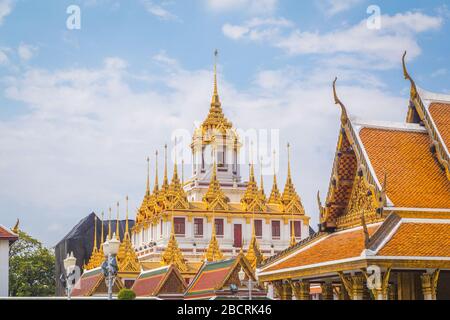 BANGKOK, THAILANDIA - 17 MARZO 2017: Parte di Wat Ratchanatdaram a Bangkok che mostra l'architettura intricata e bella Foto Stock
