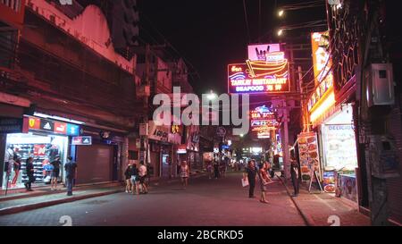 PATTAYA, TAILANDIA - 20 MARZO 2020: Empty Deserted Walking Street. Isolamento quarantena blocco. Epidemia di coronavirus sars-COV-2 covid-19 2019-ncov. Foto Stock