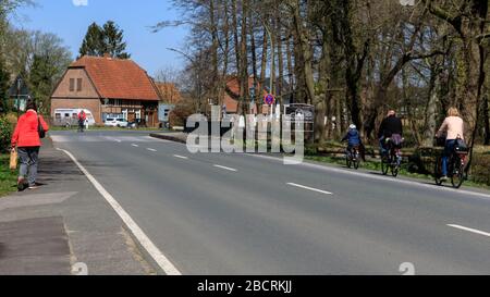 Sythen, NRW, Germania. 05th Apr, 2020. Le persone pedalano e camminano nel caldo sole di aprile, osservando le regole di allontanamento sociale. Durante la crisi di Coronavirus, il governo tedesco ha fissato delle restrizioni, limitando i viaggi non fuori per lo shopping e gli elementi essenziali, ma hanno permesso di fare attività all'aperto finché la distanza da altri è mantenuta. Finora, la nazione sembra essersi attenuta bene a queste restrizioni e il paese ha riportato oggi il suo terzo calo diretto nelle nuove infezioni quotidiane, con tassi di mortalità ancora bassi. Credito: Imageplotter/Alamy Live News Foto Stock