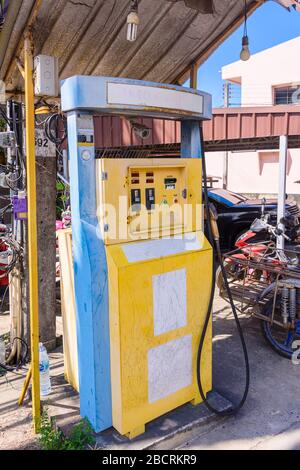 Distributore automatico distributore automatico pompa a benzina sulla strada per scooter in Thailandia. Foto Stock