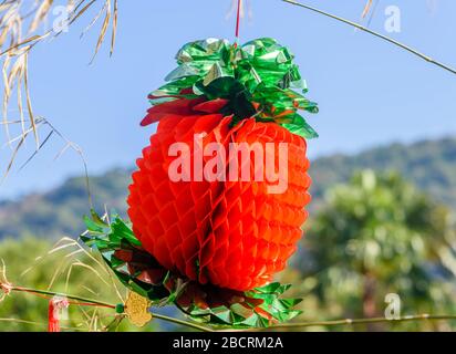 Decorazione di carta rossa appesa all'esterno per il lunare cinese di nuovo anno, Thailandia Foto Stock