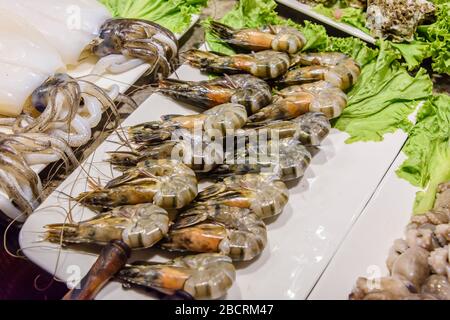 Gamberi tigre in vendita presso un mercato di pesce umido stallo, Phuket, Thailandia Foto Stock