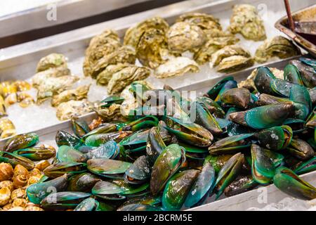 Cozze e ostriche verdi in vendita presso una bancarella di mercato di pesce umido, Phuket, Thailandia Foto Stock