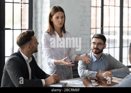 Una giovane e attraente guida d'affari conduce il coaching in sala riunioni. Foto Stock